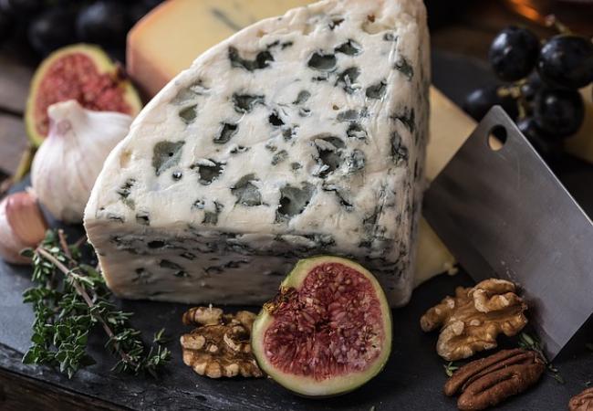 Treat your taste buds to the great flavours of French cheeses in Paris!