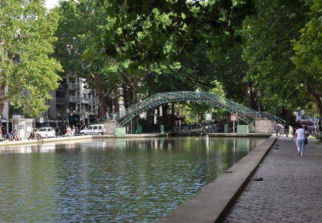 A stroll and a picnic by the Canal Saint Martin